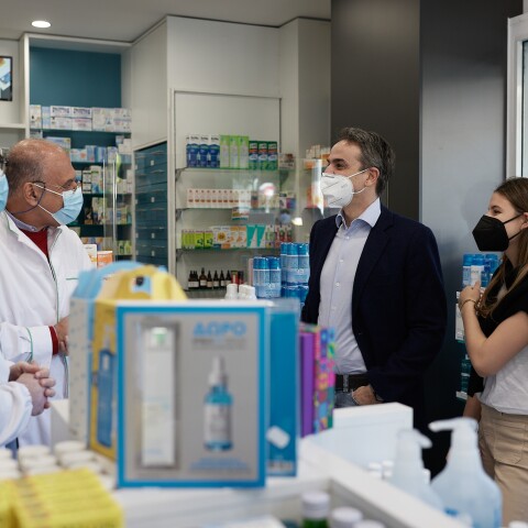 Self test από φαρμακείο της Καλλιθέας προμηθεύτηκε ο Κυριάκος Μητσοτάκης μαζί με την κόρη του, τη Δάφνη 