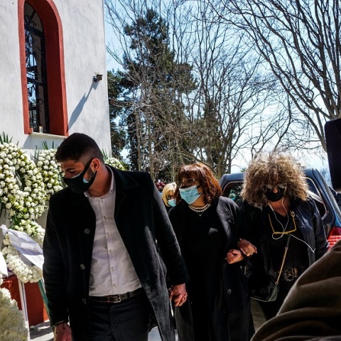 Στιγμιότυπο από την κηδεία του δημοσιογράφου, Γιώργου Καραϊβάζ