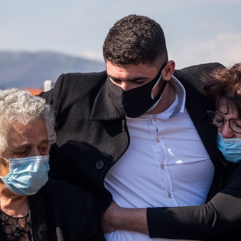 Στιγμιότυπο από την κηδεία του δημοσιογράφου, Γιώργου Καραϊβάζ