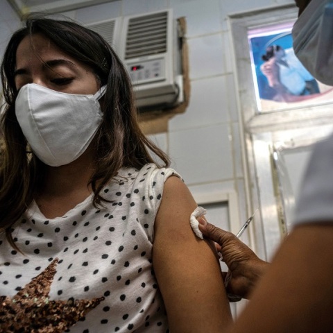 Γυναίκα εμβολιάζεται στην Κούβα