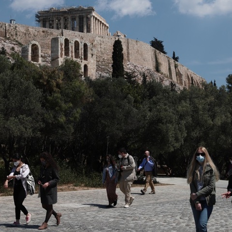 Στιγμιότυπο από τη βόλτα των πολιτών κάτω από τον Ιερό Βράχο