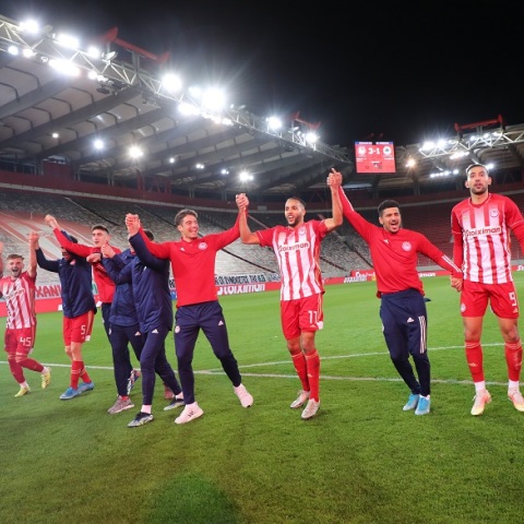 Πανηγυρισμοί από την ομάδα του Ολυμπιακού