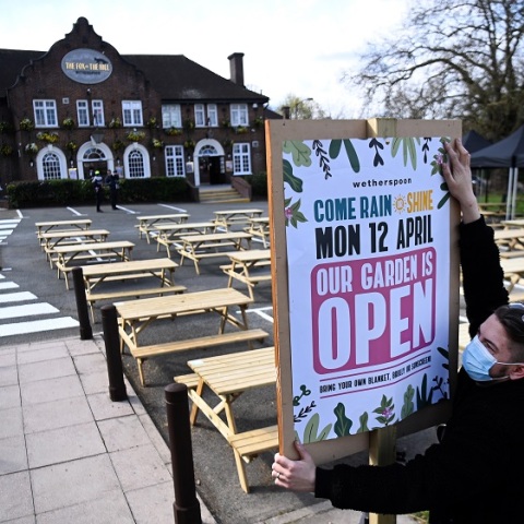 Οι Βρετανοί ετοιμάζονται για το άνοιγμα της εστίασης σε εξωτερικούς χώρους