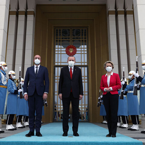 Σαρλ Μισέλ, Ρετζέπ Ταγίπ Ερντογάν και Ούρσουλα Φον ντερ Λάιεν έξω από το Προεδρικό Μέγαρο