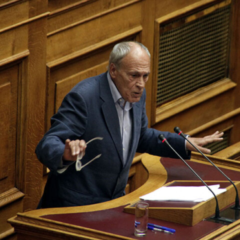 Ο Γιάννης Δημαράς στη Βουλή, όταν είχε εκλεγεί με τους Ανεξάρτητους Έλληνες - Ανακοίνωσε την πολιτική συνεργασία του με τον Γιώργο Τράγκα