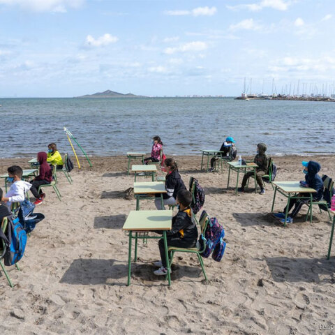 Ισπανία - Κορωνοϊός: Στη Μούρθια πήγαν τα θρανία στην παραλία, με τους μαθητές να κάνουν μάθημα δίπλα στη θάλασσα