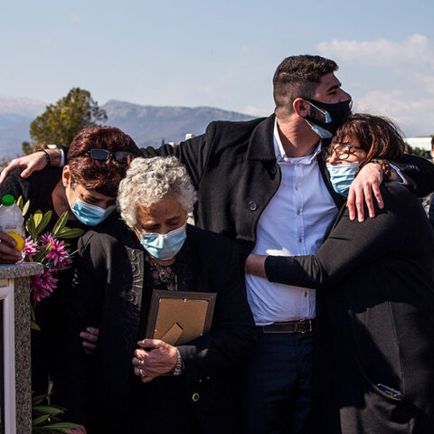 Γιώργος Καραϊβάζ - Κηδεία στη Δράμα: Συντετριμμένη η μάνα του δημοσιογράφου για τον χαμό του παιδιού της