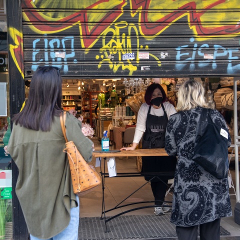 Στιγμιότυπο από το άνοιγμα του λιανεμπορίου