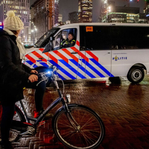 Ολλανδία - Κορωνοϊός: Αστυνομικός ενημερώνει ποδηλάτη για την απαγόρευση κυκλοφορίας