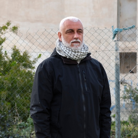 Ο ζωγράφος και δημιουργός της τοιχογραφίας «Το Φιλί», Ηλίας Παπαηλιάκης