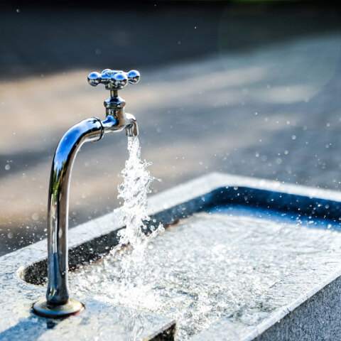 Βρύση με νερό (ΦΩΤΟ ΑΡΧΕΙΟΥ) - Διακοπή νερού στη Σαλαμίνα ανακοίνωσε η ΕΥΔΑΠ