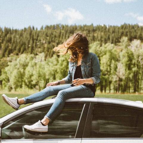 Κοπέλα πάνω στο αμάξι