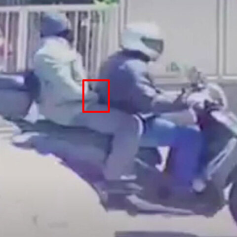 Δολοφονία Καραϊβάζ: Οι δύο δράστες διαφεύγουν με το μηχανάκι - Ο συνοδηγός κρατά το όπλο του εγκλήματος