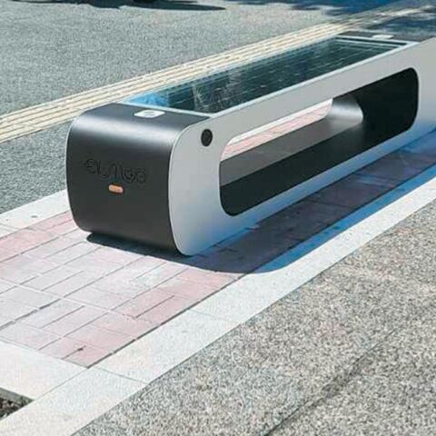 Τα έξυπνα φουτουριστικά παγκάκια του Δήμου Παρασκευής