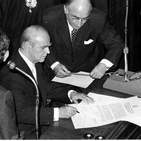 ο Κωνσταντίνος Καραμανλής από την ορκωμοσία του νέου Προέδρου της Δημοκρατίας κ. Κ. Τσάτσου το 1975