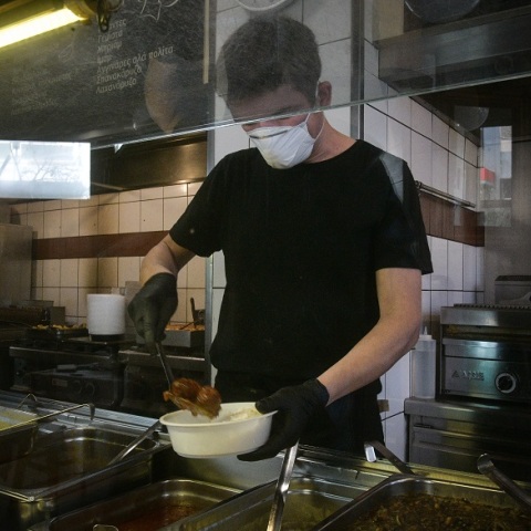 Εργαζόμενος με μάσκα