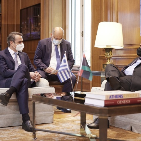 O πρωθυπουργός Κυριάκος Μητσοτάκης με τον πρόεδρο του Προεδρικού Συμβουλίου της Λιβύης