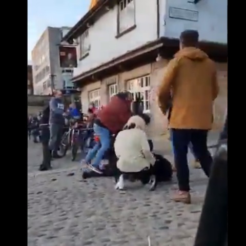 Συμπλοκή έξω από παμπ στη Βρετανία