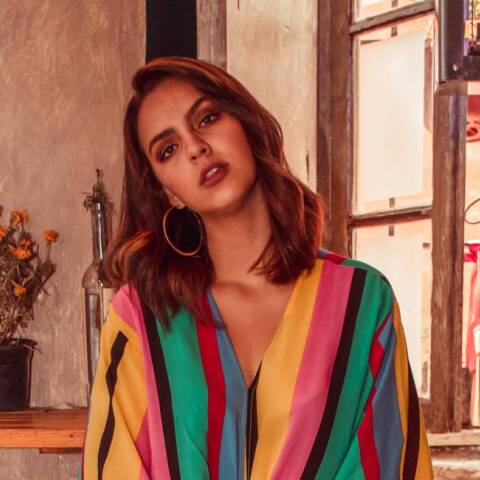 Γυναικα με πολύχρωμο πουκάμισο