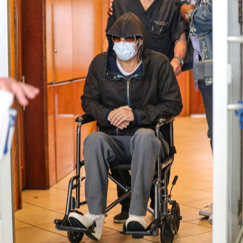 Μπραντ Πιτ - Με σκούφο, γυαλιά ηλίου και μάσκα για τον κορωνοϊό βγήκε με καροτσάκι από το ιατρείο