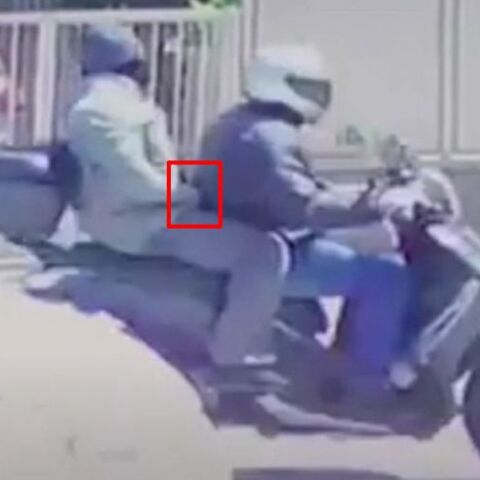 Δολοφονία Καραϊβάζ: Οι δύο δράστες διαφεύγουν με το μηχανάκι - Ο συνοδηγός κρατά το όπλο του εγκλήματος 