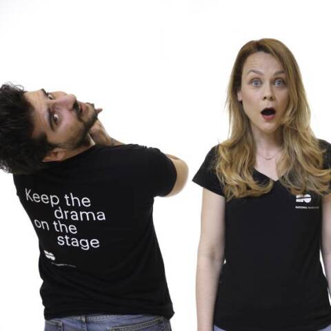 Ο Κωνσταντίνος Μπιμπής και η Λένα Παπαληγούρα με t-shirts από το eshop του Εθνικού Θεάτρου