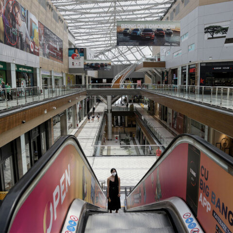 Εμπορικά κέντρα: Κοπέλα με μάσκα για τον κορωνοϊό ανεβαίνει τις κυλιόμενες σκάλες σε mall (ΦΩΤΟ ΑΡΧΕΙΟΥ)