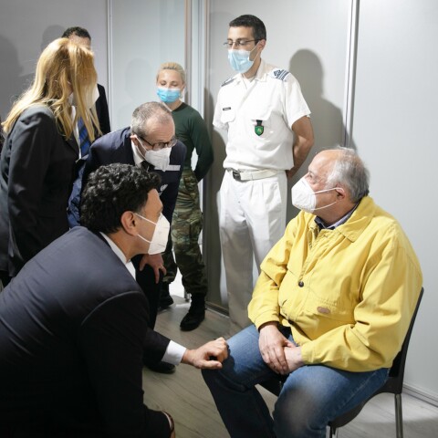 Επίσκεψη Κικίλια στο εμβολιαστικό κέντρο στο Μαρούσι 