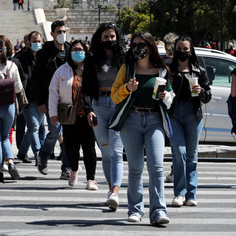 Πολίτες με μάσκα για τον κορωνοϊό διασχίζουν διάβαση πεζών στο Σύνταγμα (ΦΩΤΟ ΑΡΧΕΙΟΥ)