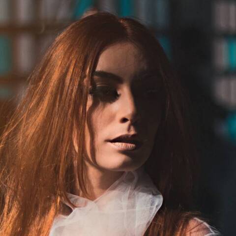 Γυναίκα φοράει λευκό διάφανο πουκάμισο