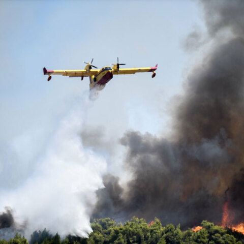 Αεροσκάφος Canadair επιχειρεί σε δασική πυρκαγιά (ΦΩΤΟ ΑΡΧΕΙΟΥ) - Φωτιά ξέσπασε στη Σάμο και βρίσκεται πλέον σε ύφεση