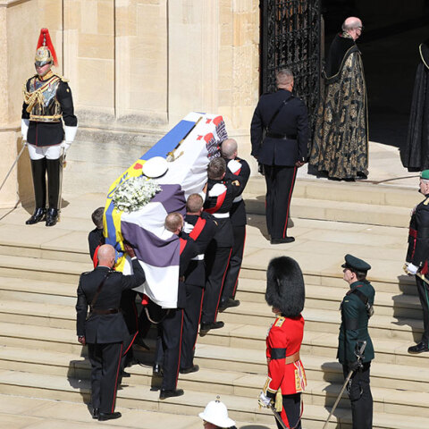 Τυλιγμένο με την προσωπική σημαία του πρίγκιπα Φιλίππου το φέρετρο στην κηδεία του Δούκα του Εδιμβούργου