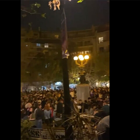 Κυψέλη - Κορωνοπάρτι: Πλήθος κόσμου και δυνατή μουσική στην πλατεία Αγίου Γεωργίου