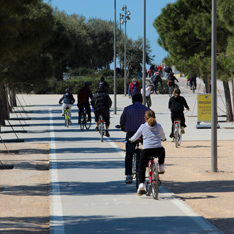 Αττική - Κορωνοϊός: Βόλτα με ποδήλατα στο παραλιακό μέτωπο της Αθήνας