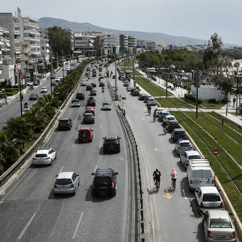Αυτοκίνητα στην Παραλιακή - Τροπολογία στη Βουλή φέρνει και φέτος τέλη κυκλοφορίας με τον μήνα
