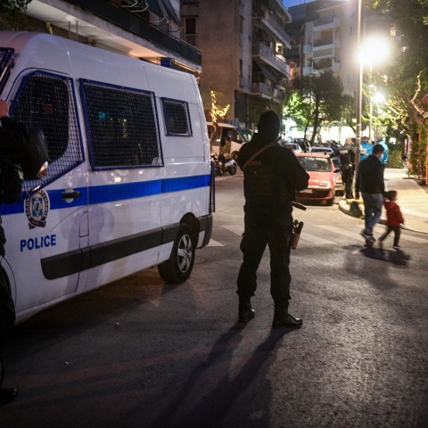 Για ακόμη ένα βράδυ γέμισαν οι πλατείες της Αττικής, καθώς πραγματοποιήθηκαν κορωνοπάρτι στην Κυψέλη, αλλά και σε Εξάρχεια, Κολωνάκι, Ψυρρή και Περιστέρι