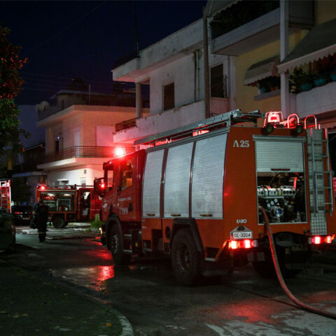 Πυροσβέστες επιχειρούν σε φωτιά που εκδηλώθηκε σε μονοκατοικία (ΦΩΤΟ ΑΡΧΕΙΟΥ)