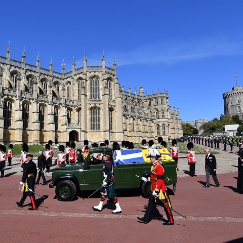 Πρίγκιπας Φίλιππος: Τι συμβολίζει ο ελληνικός σταυρός στη σημαία που σκέπασε το φέρετρο του Δούκα του Εδιμβούργου καθώς συνοδεύτηκε στην τελευταία του κατοικία 