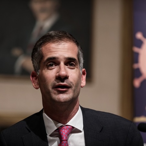 Tη φωτογραφία του άνδρα που ουρεί σε άγαλμα στην Κυψέλη σχολίασε ο Κώστας Μπακογιάννης, ενώ συνεχίζονται οι καθαρισμοί από τα συνεργεία του Δήμου Αθηναίων