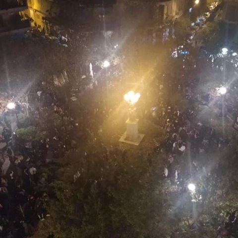Βίντεο – ντοκουμέντο από το πάρτι του Σαββατόβραδου στη πλατεία Αγίου Γεωργίου στην Κυψέλη καταγράφει εικόνες ακραίου συνωστισμού χωρίς αποστάσεις και μάσκες