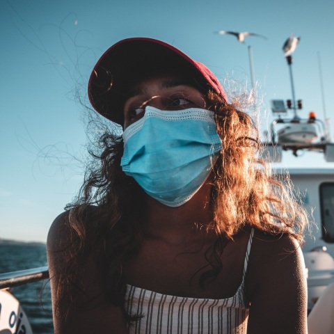 Μια υφασμάτινη πάνω από τη χειρουργική μάσκα αυξάνει έως το 80% την προστασία από τα σωματίδια του κορωνοϊού – Ποιος ο σωστός τρόπος χρήσης