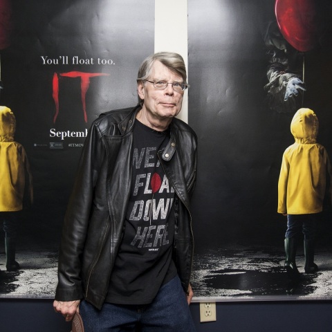 Οι ΗΠΑ χρειάζονται καλύτερους νόμους για την οπλοκατοχή, επισημαίνει ο διάσημος λογοτέχνης Stephen King, έπειτα από το τελευταίο αιματοκύλισμα στην Ινδιανάπολη