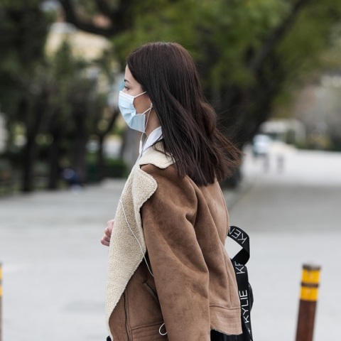 Γυναίκα με μάσκα στον Εθνικό Κήπο