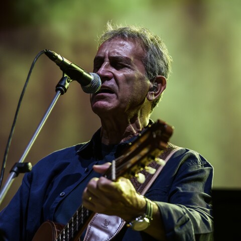  Γιώργος Νταλάρας 