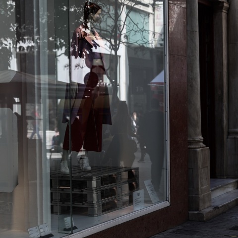 Κίνηση στα καταστήματα στην οδό Ερμού