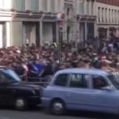 Εικόνες συνωστισμού έξω από τα Harrods στο κεντρικό Λονδίνο