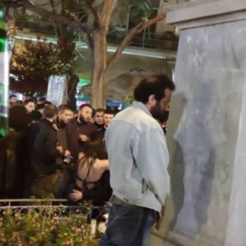 Κυψέλη: Κορωνοπάρτι στην πλατεία με εκατοντάδες άτομα