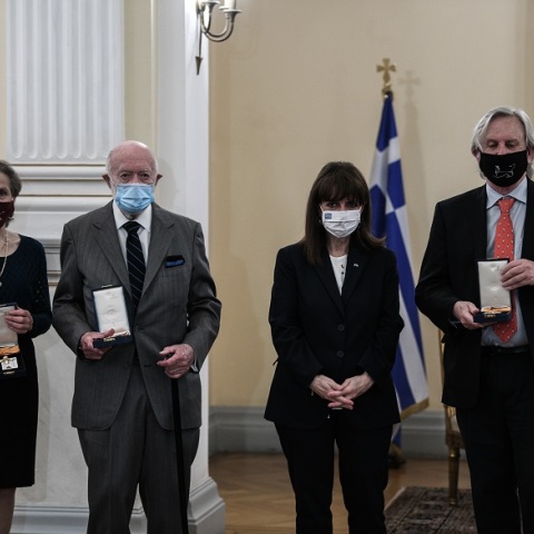 Στιγμιότυπο από την τελετή παρασημοφόρησης τριών Αμερικανών αρχαιολόγων από την ΠτΔ