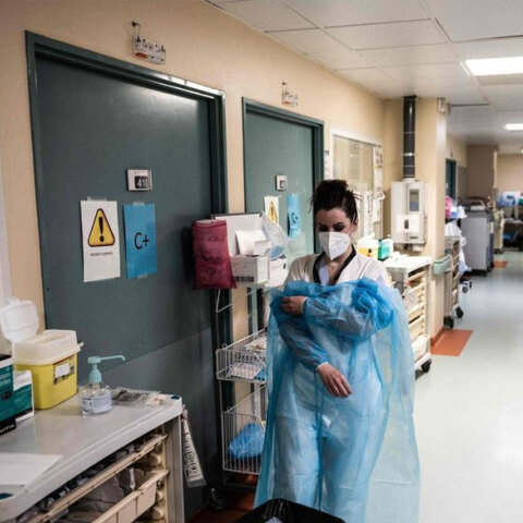 Nοσηλεύτρια με μάσκα για τον κορωνοϊό σε νοσοκομείο (ΦΩΤΟ ΑΡΧΕΙΟΥ)