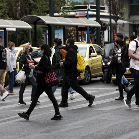 Πολίτες με μάσκα περπατούν στο κέντρο της Αθήνας